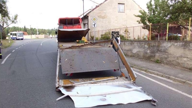 Utren korba nkladnho auta pod viaduktem v Borohrdku