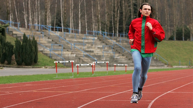 Patnáctiletý Marek Ptáček z atletického oddílu AC Start Karlovy Vary při Patnáctiletý Marek Ptáček z atletického oddílu AC Start Karlovy Vary při
