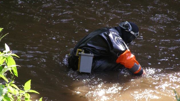 Policejní potápi hledají v Metuji v Náchod n, který lupi zahodil pi
