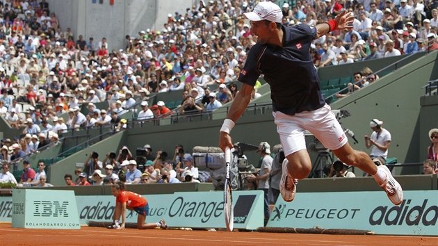 LETÍM! Trochu letecké akrobacie v podání svtové jedniky Novak Djokovie.