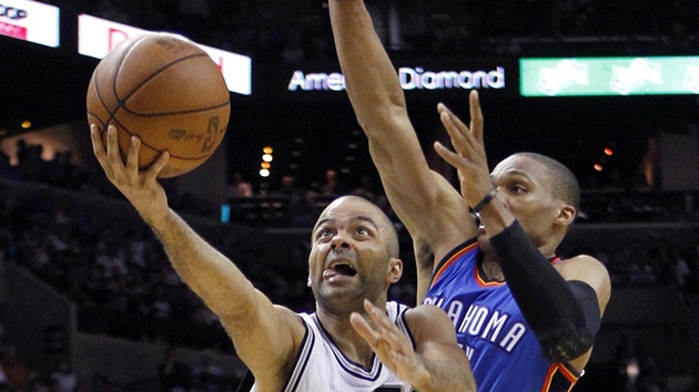 Tony Parker (vlevo) ze San Antonia bránný Russellem Westbrookem z Oklahoma