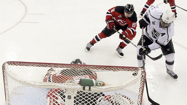 Slovinsk tonk Ane Kopitar (vpravo) pekonv v 9. minut prodlouen glmana Martina Brodeura a rozhodnuje o vhe Los Angeles na led New Jersey v prvnm finle Stanley Cupu.