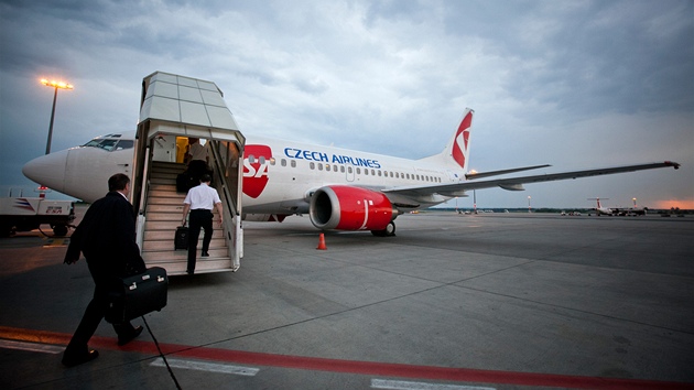 Z ruzyskho letit odletl stroj SA Boeing 737 - 500. V lakovn v Ostrav-Monov ho pebarv do markingu mezinrodn skupiny leteckch dopravc SkyTeam (22. kvtna 2012, Praha)
