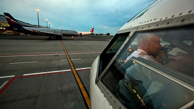 Z ruzyskho letit odletl stroj SA Boeing 737 - 500. V lakovn v Ostrav-Monov ho pebarv do markingu mezinrodn skupiny leteckch dopravc SkyTeam (22. kvtna 2012, Praha)