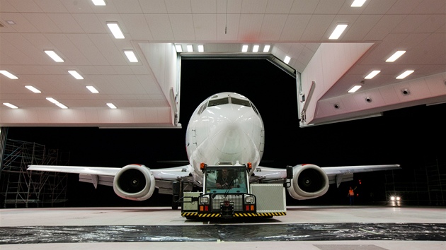 Z ruzyskho letit odletl stroj SA Boeing 737 - 500. V lakovn v Ostrav-Monov ho pebarv do markingu mezinrodn skupiny leteckch dopravc SkyTeam (22. kvtna 2012, Praha)