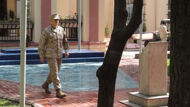 Americk generl John R. Allen vt eskou delegaci (29. kvtna 2012)