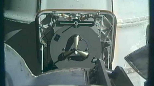 Modul Dragon se odpojil od ramena ISS (pohled z ramena na modul)