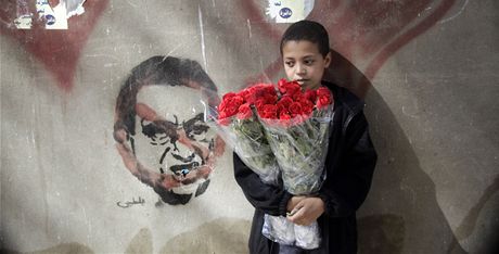Prodejce kvtin v Káhie pod dohledem nkdejího prezidenta Husního Mubaraka.