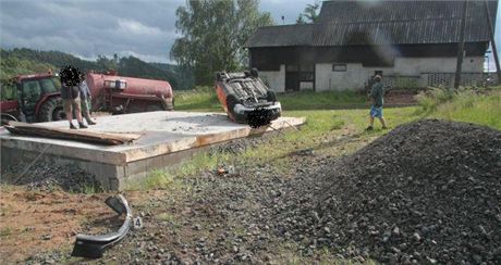 Auto pi nehod vylétlo do vzduchu, otoilo se a dopadlo na stechu na