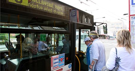 Na nkterých autobusových linkách lidé nastupují pedními dvemi ji od