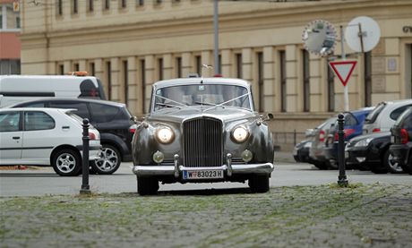 Dvoákova dlouholetá pítelkyn pijela na svatbu v naletném veteránu Bentley.