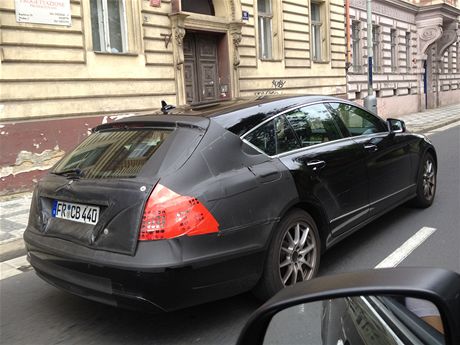 Zamaskovaný prototyp Mercedesu CLS Shooting Brake