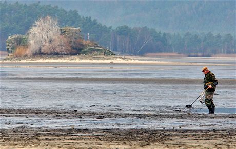 Vyputné Máchovo jezero na snímku z prosince 2008