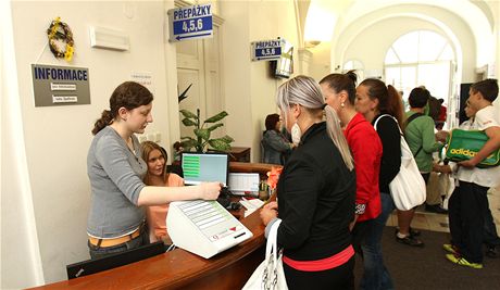 Na karlovarském magistrátu u se fronty pi vydávání pas netvoí, od 1. ervna tady rozíili úední hodiny.