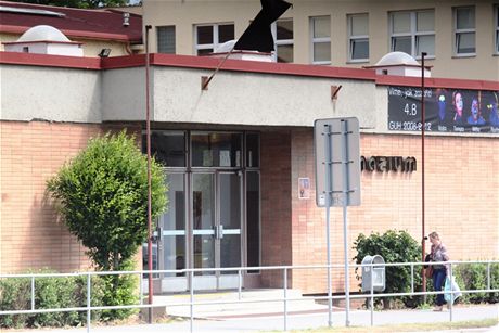 Nad vchodem do gymnázia v Uherském Hraditi vlaje po tragické smrti maturanta