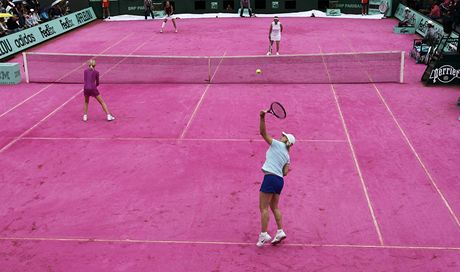 RَOVÁ. Legendy enského tenisu odehrály v Paíi exhibiní zápas na rové...