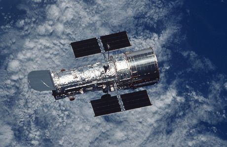 Nevidl nkdo bratíka? Hubblev teleskop na obné dráze, kde zstane jet...