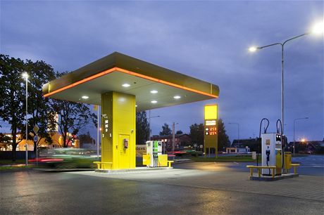 Litr benzinu Natural 95 i nafty na Ukrajin stojí v prmru kolem 27 korun za litr. Ilustraní snímek