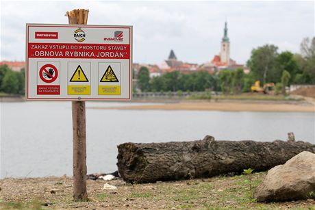 Zákaz vstupu do oblasti vypoutného rybníka mnozí lidé neberou ván, navzdory hrozb pokut.