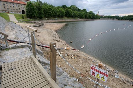 Na dno nádre Jordán v Táboe je písný zákaz vstupu pod hrozbou vysokých pokut. Voda je vypoutna kvli odbahnní.