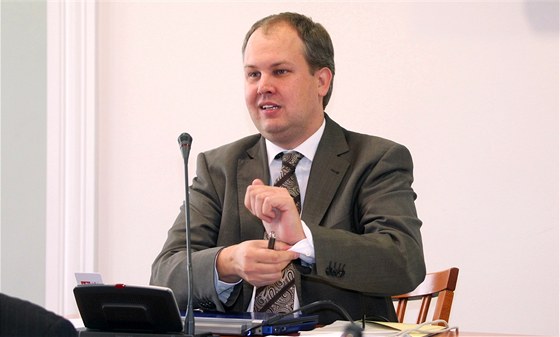 Opoziní zastupitel Robin Povík (SSD) kritizuje prodej pozemk.