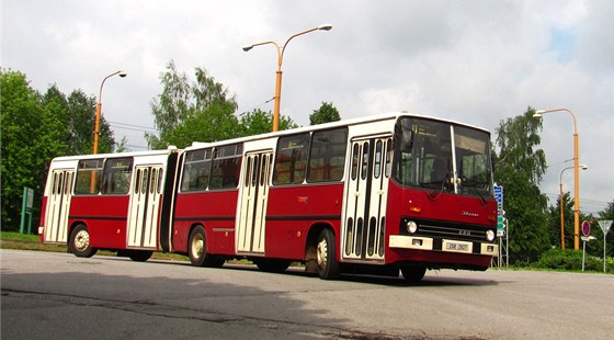 Maarský autobus Ikarus u v esku jezdí jen v rámci historických jízd.