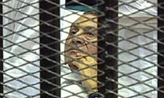 Egyptský exprezident Husní Mubarak poslouchá svj rozsudek (2. ervna 2012).