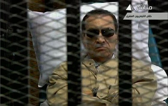 Husní Mubarak na lku bhem prvního procesu.