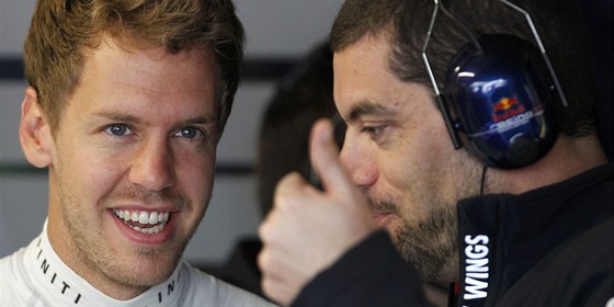 DOBRÁ NÁLADA. Sebastian Vettel z Red Bullu se usmívá ped zaátkem tetího