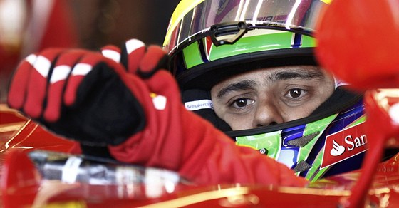 SMUTNÝ POHLED. Felipe Massa nemá výsledky, a tak by se Ferrari zmn nebránilo.