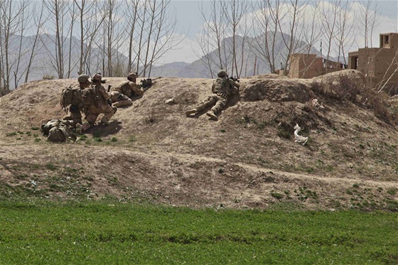 etí a amerití vojáci bhem operace Welcome Home v afghánském Lógaru
