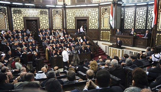 Prezident Baár Asad bhem svého nedlního projevu v syrském parlamentu (3....
