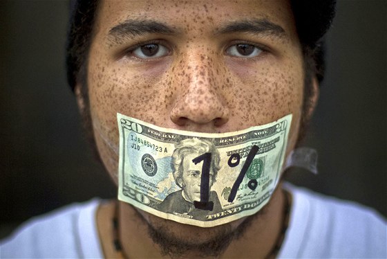 Takto protestoval Roshan Bliss v rámci hnutí Occupy v Denveru. Tvrdil, e dluí na kolních pjkách 50 tisíc dolar, v pepotu asi milion korun.