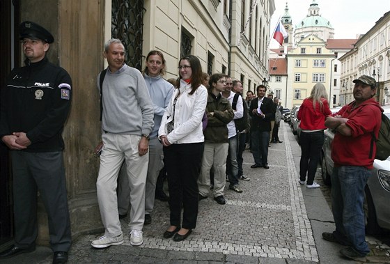 Hlasování poslanc o vydání Davida Ratha k trestnímu stíhání vzbudilo velký