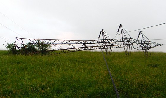 Zícený elektrický stoár na Novojiínsku po zásahu zlodj kov a silného vtru