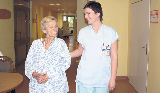 Spokojená Helena Hercová po operaci v tinecké nemocnici.