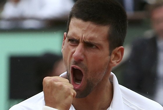 ANO! Novak Djokovi slaví postup do semifinále Roland Garros.