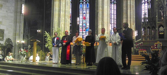 Arcibiskup Dominik Duka pedával maturitní vysvdení v katedrále sv. Víta