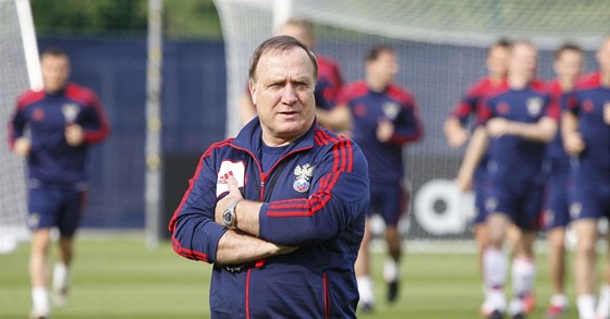 Nizozemský  trenér Rus Dick Advocaat na tréninku ped zápasem s echy.