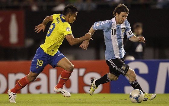 T̎KÉ HO ZASTAVIT.  Lionel Messi v dresu Argentiny v kvalifikaním duelu proti