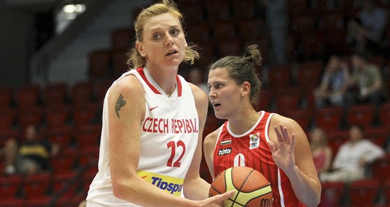 eská basketbalistka Petra Reisingerová (vlevo) a Dora Hontiová z Maarska. 
