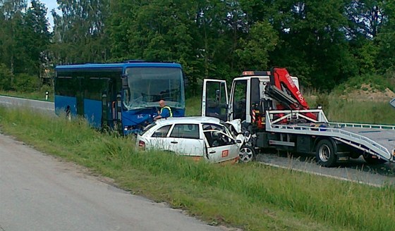 Na Jindichohradecku se srazilo auto s autobusem.