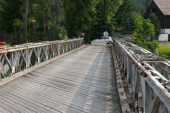 Most v emnici na Karlovarsku stojí na vojenské provizorní konstrukci typu