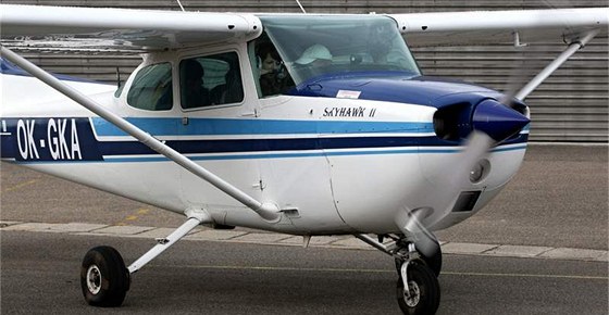 Letadlo, se kterým musel pasaér pistát, byla pravdpodobn Cessna podobná té na fotografii.