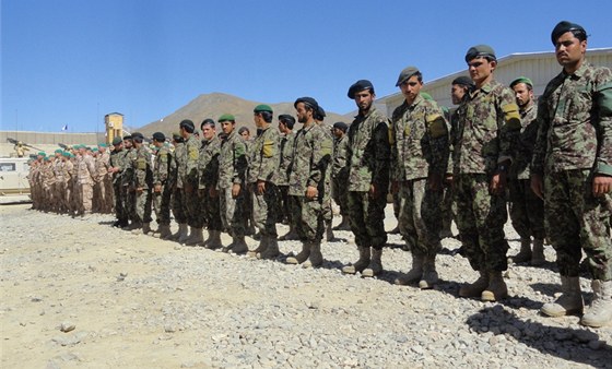I etí vojáci trénují afghánské síly. Jsou pro to v oblasti velice cenní (28. kvtna 2012).