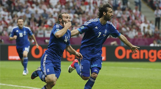 SROVNÁNO. ek Salpingidis (vlevo) se raduje z gólu proti Polsku.
