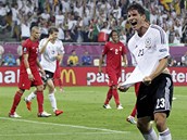 NAKONEC TO VYLO. Obvan stelec Mario Gomez dlouho ekal na vyloenou anci,