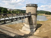 Napouštění Luhačovické přehrady jde kvůli suchu příliš pomalu, koupání v Napouštění Luhačovické přehrady jde kvůli suchu příliš pomalu, koupání v