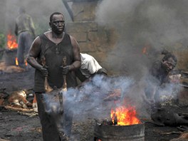 Nigerijci ve mst Kaduna pipravují pochoutky z kozího masa (31. kvtna 2012)