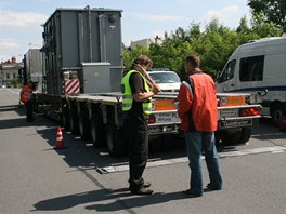 st soupravy, kter na ostravsk sti dlnice D1 takka tyikrt pekroila